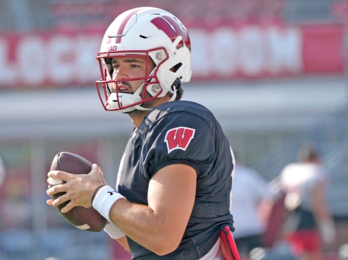 Wisconsin quarterback Tanner Mordecai runs through a drill during fall training camp